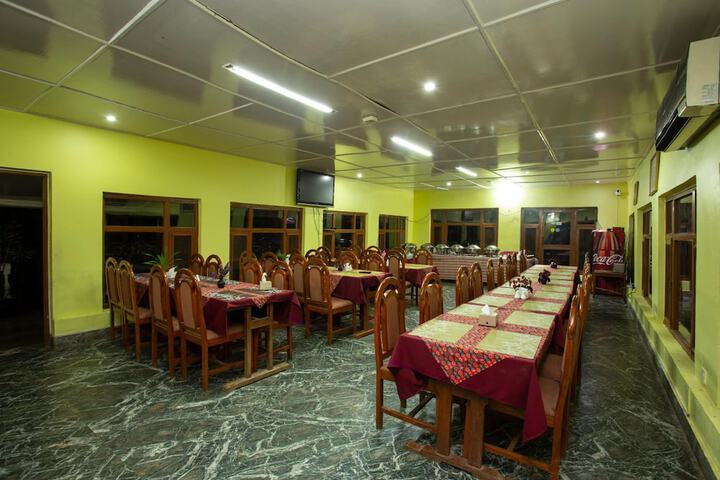 Dining 12 of 29
