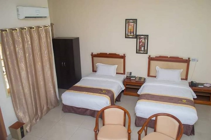 Room 6 of 9