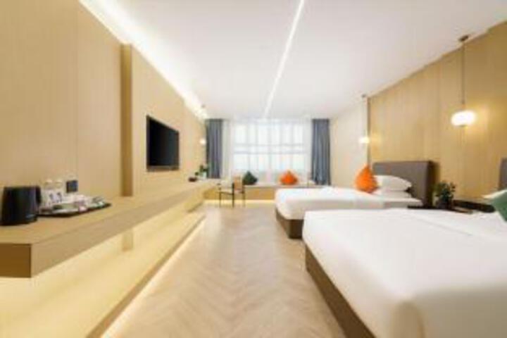 Room 8 of 9