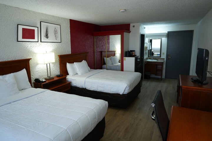 2 Queen Beds (1 of 3)