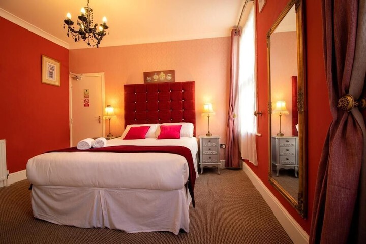 Room 3 of 65