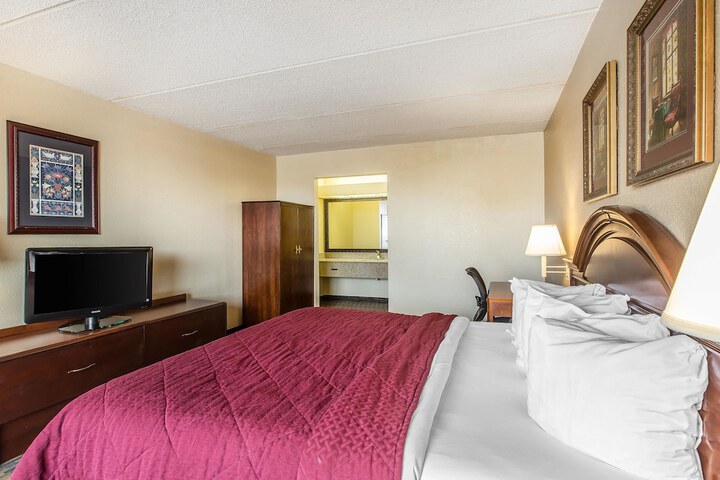 1 King Bed (3 of 7)