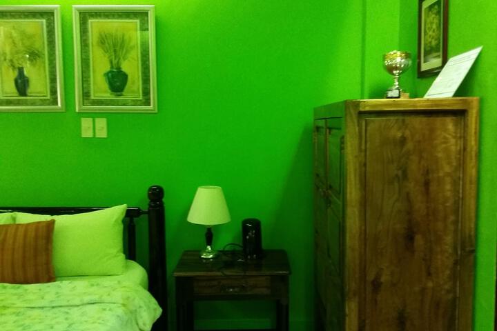 Room 4 of 8