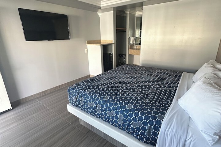 Room 7 of 8