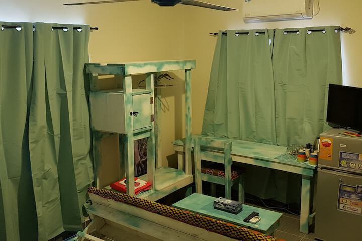 Room 6 of 18