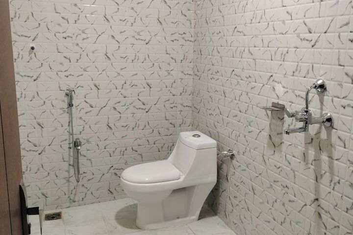 Room 6 of 10