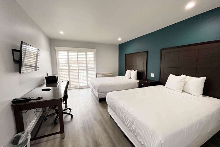 1 Queen Bed | Mob Accessible Roll in Shower Micfridg (1 of 25)