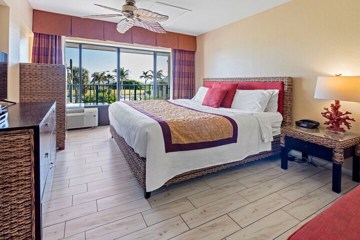 1 King Bed Ocean View Balcony (4 of 11)