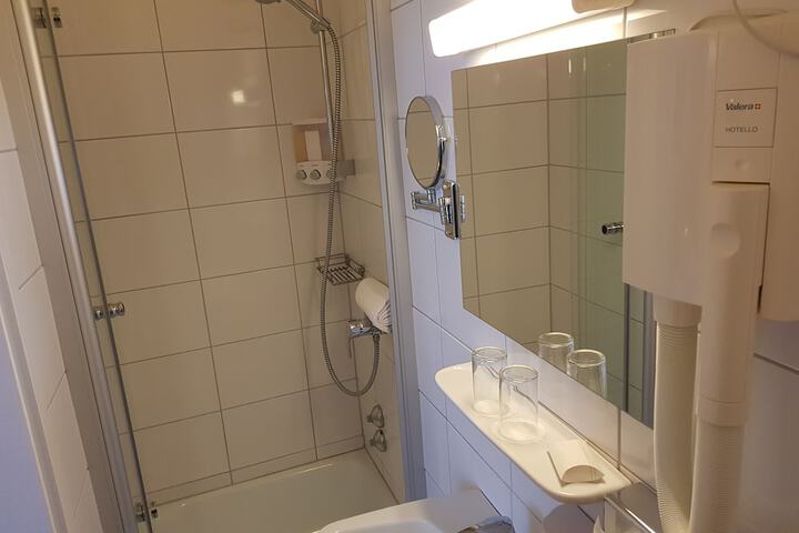 Room 32 of 69