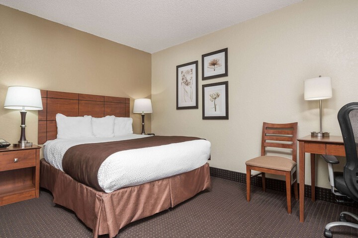 2 Queen Beds Mobility Accessible (4 of 7)