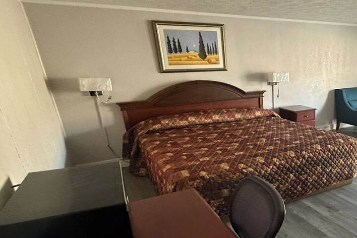 1 King Bed (4 of 6)