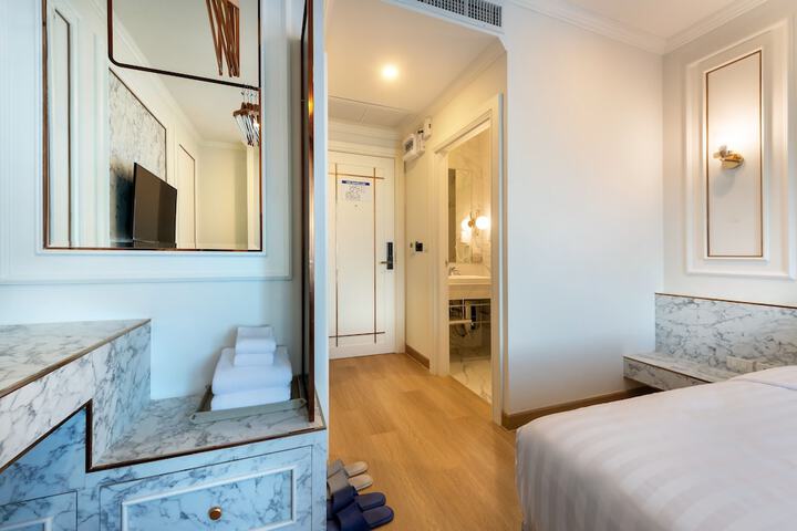 Room 28 of 68