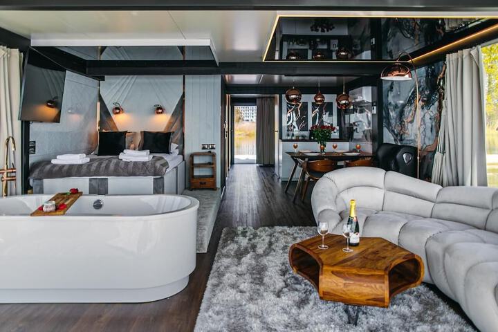 Room 10 of 82