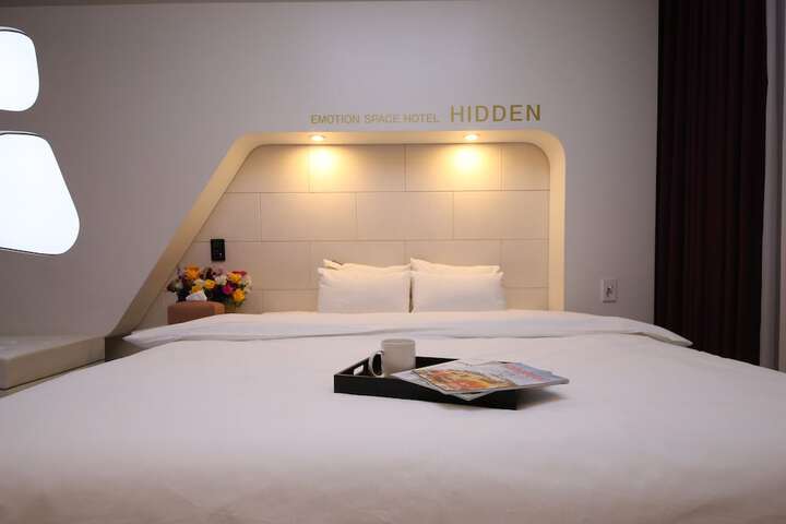 Room 5 of 12
