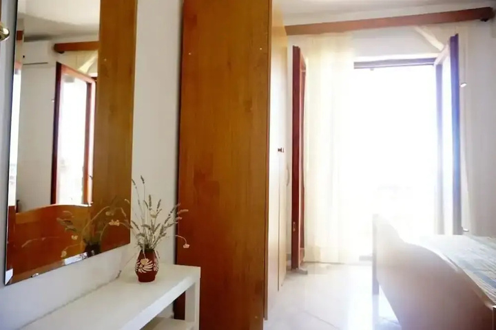 Room 3 of 10