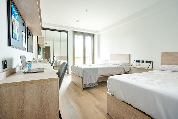 Room 9 of 18