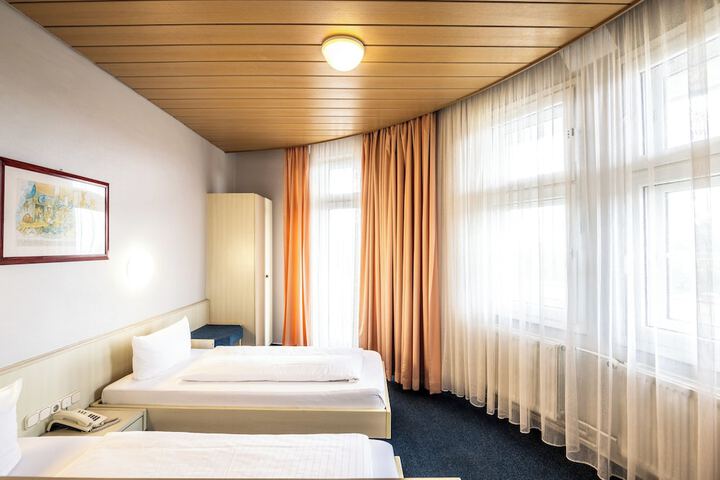 Room 33 of 103