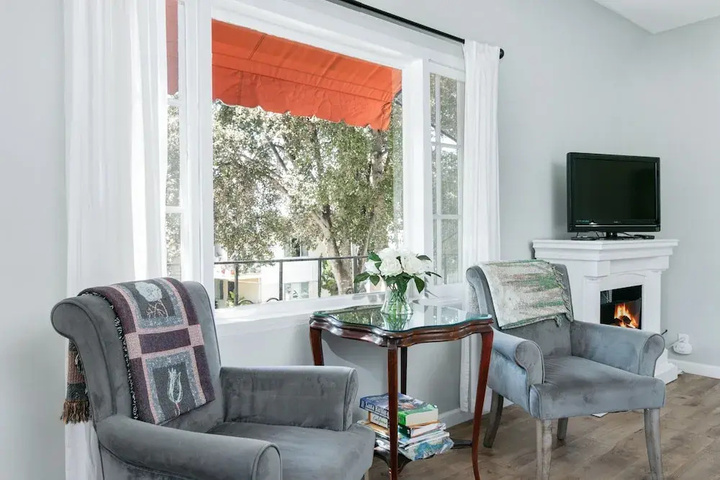 Exterior of 427 Santa Barbara (1655-159030) - Studio Hotel Room
