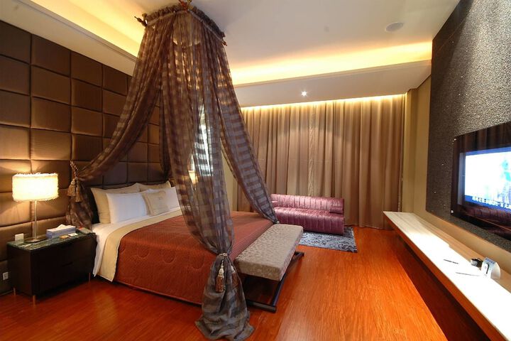 Room 2 of 49