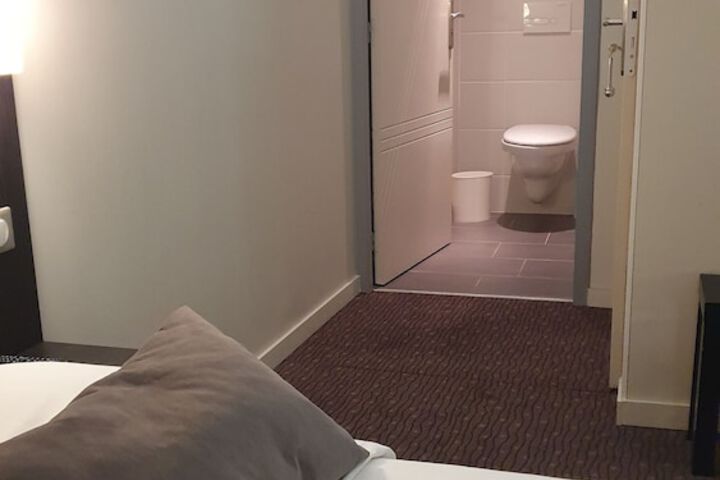 Room 12 of 27