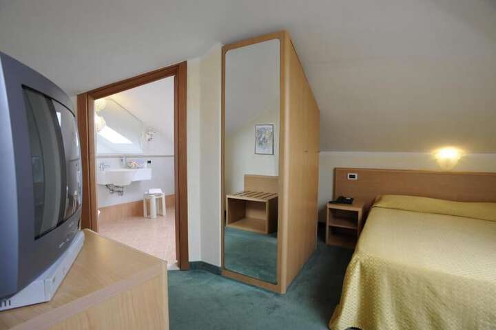 Room 6 of 19
