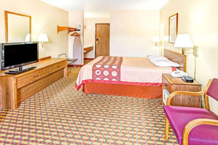 1 Queen Bed (2 of 17)