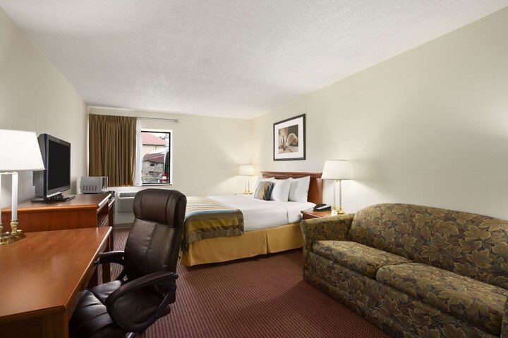 1 King Bed (3 of 6)
