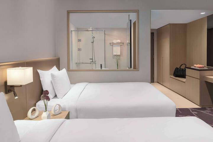 Room 12 of 87