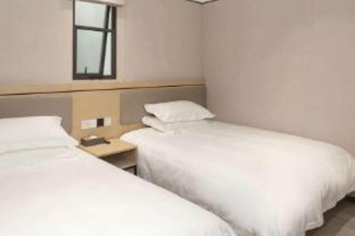Room 6 of 8