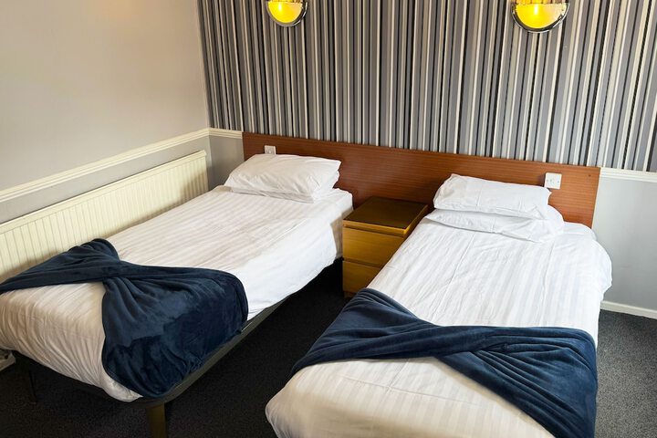 Room 4 of 27