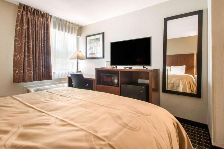 1 Queen Bed (5 of 18)