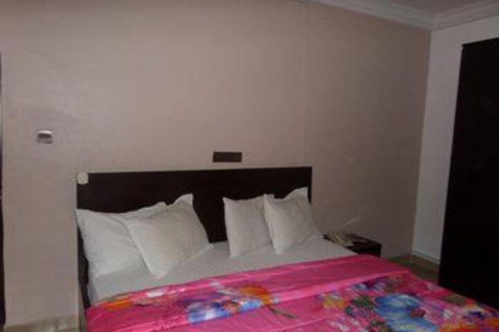 Room 12 of 27