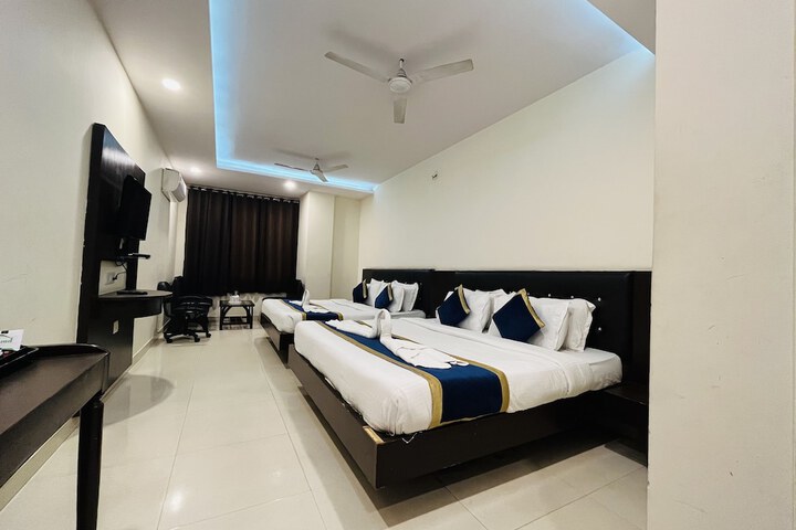 Room 27 of 61