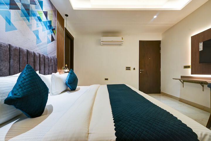 Room 15 of 52