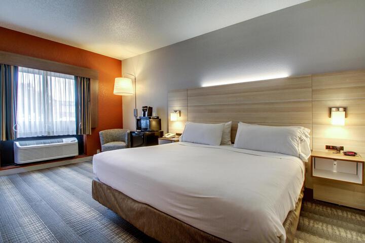 1 King Bed (1 of 17)