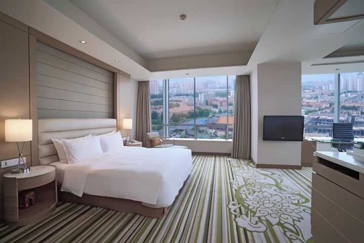 Room 10 of 85