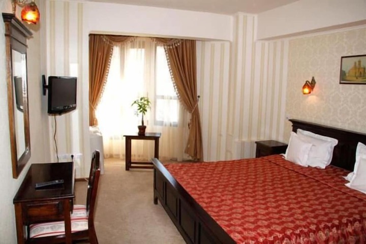 Room 12 of 37