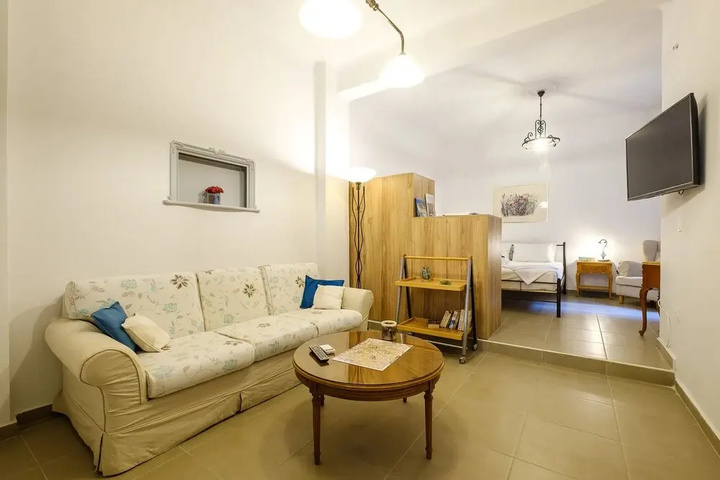 Room 4 of 11