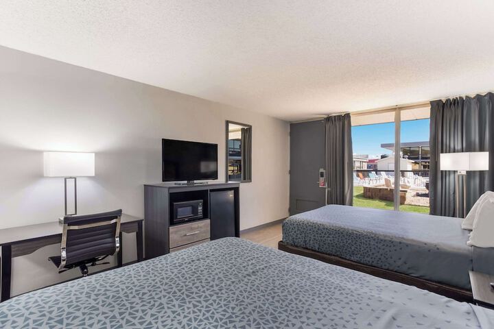 2 Double Beds (13 of 13)