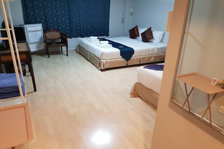 Room 27 of 76