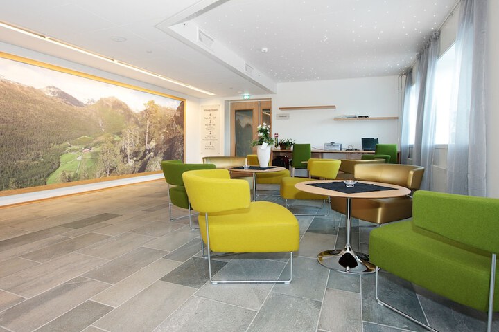 Lobby lounge
