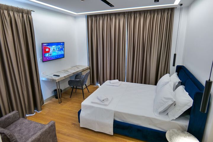 Room 11 of 102