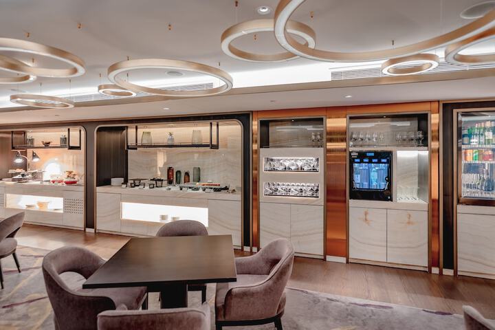 Lounge 102 of 110