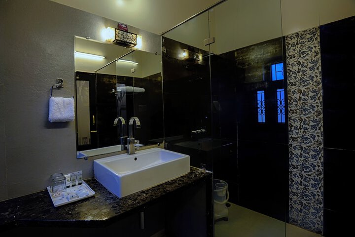 Room 4 of 17