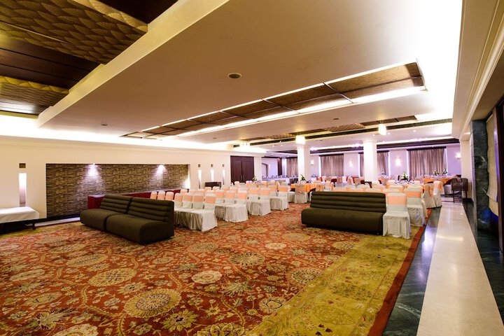 Ballroom/Hall 17 of 21