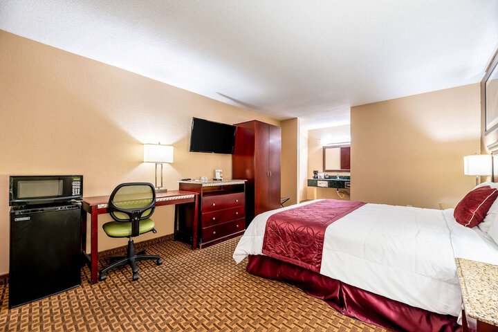 1 King Bed (5 of 5)