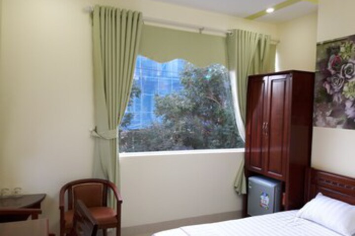 Room 5 of 16