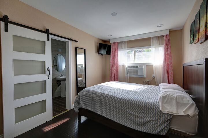 1 Queen Bed (5 of 17)