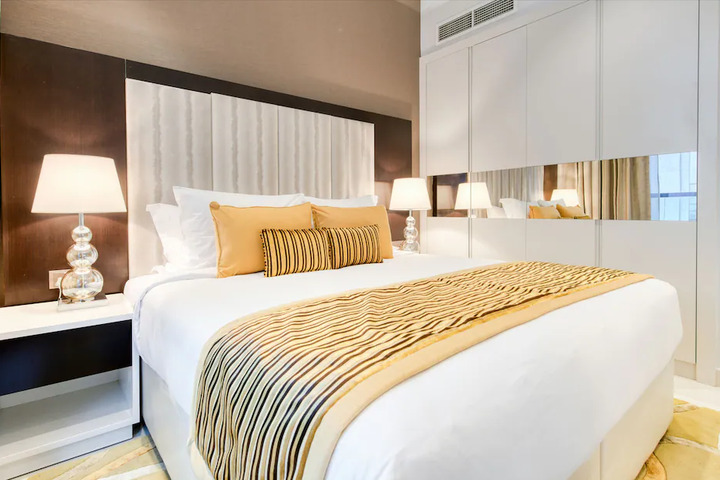 Room 4 of 5