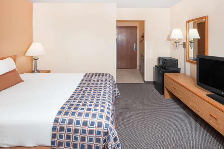 2 Queen Beds (2 of 8)
